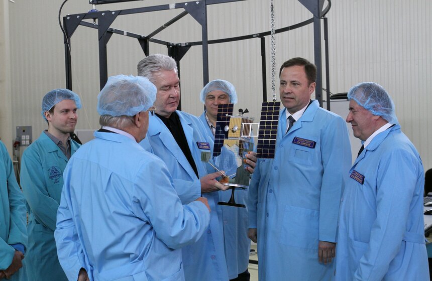 Мэр ознакомился с производством искусственного спутника 9 фото