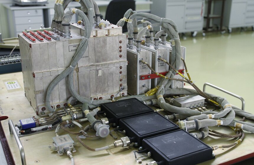 Мэр ознакомился с производством искусственного спутника 7 фото