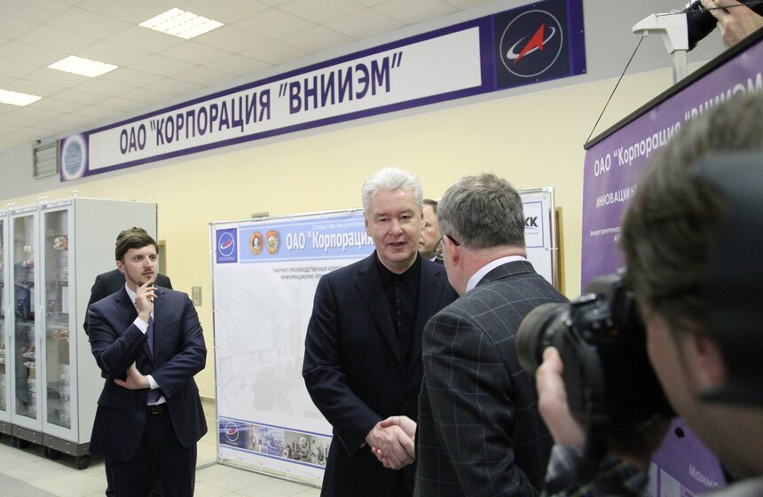 Мэр ознакомился с производством искусственного спутника 10 фото