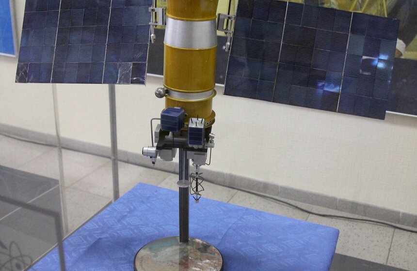 Мэр ознакомился с производством искусственного спутника 13 фото