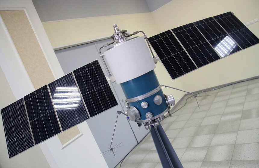 Мэр ознакомился с производством искусственного спутника 12 фото