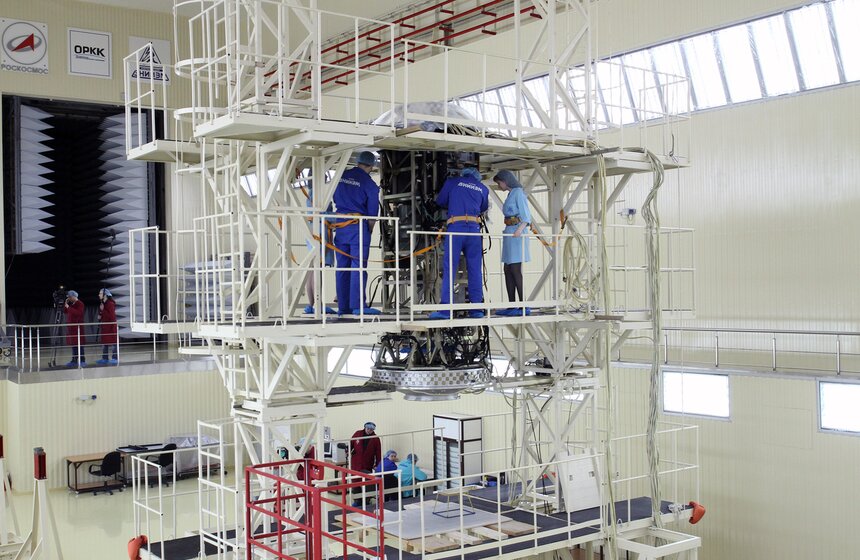 Мэр ознакомился с производством искусственного спутника 11 фото