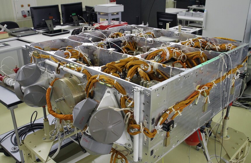 Мэр ознакомился с производством искусственного спутника 6 фото