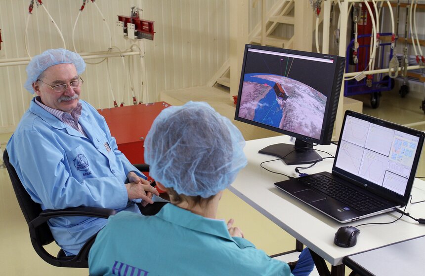 Мэр ознакомился с производством искусственного спутника 5 фото