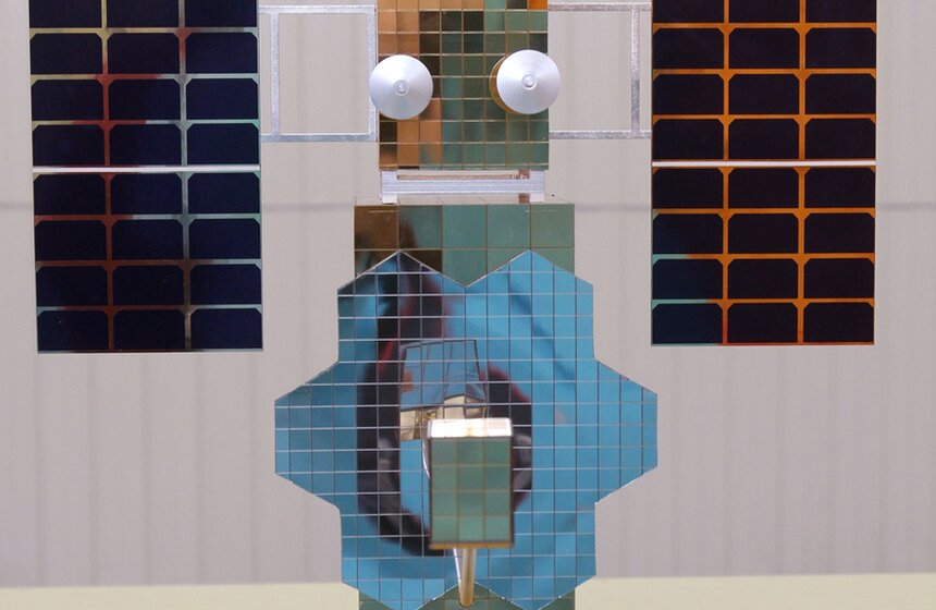 Мэр ознакомился с производством искусственного спутника 3 фото