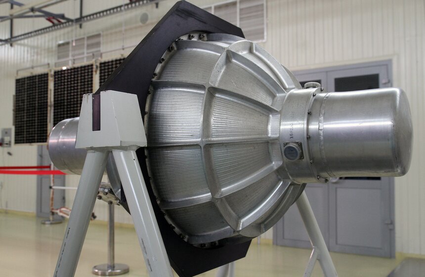 Мэр ознакомился с производством искусственного спутника 1 фото