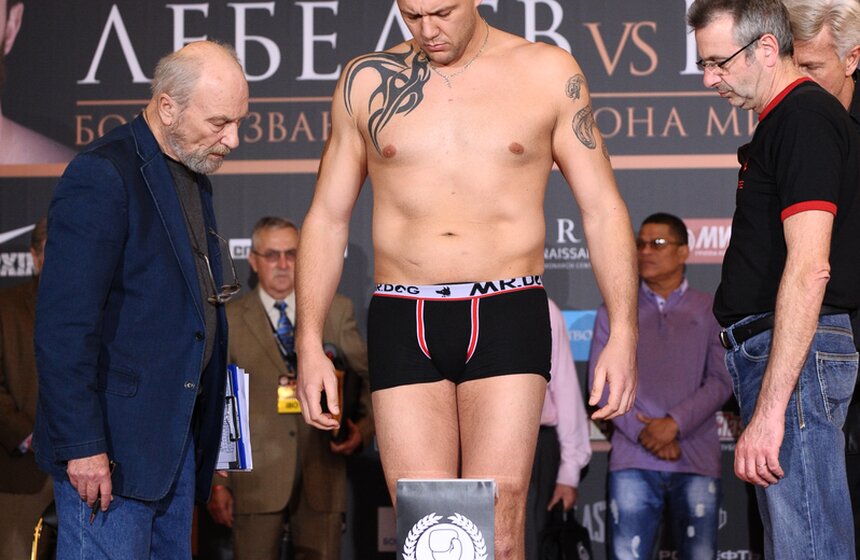 В Лужниках перед боем взвесили боксеров Лебедева и Каленга 6 фото