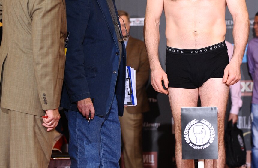 В Лужниках перед боем взвесили боксеров Лебедева и Каленга 9 фото