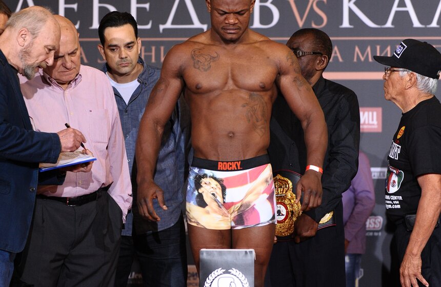 В Лужниках перед боем взвесили боксеров Лебедева и Каленга 16 фото