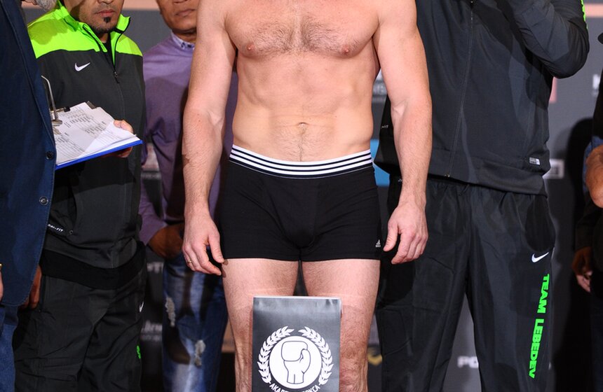 В Лужниках перед боем взвесили боксеров Лебедева и Каленга 17 фото