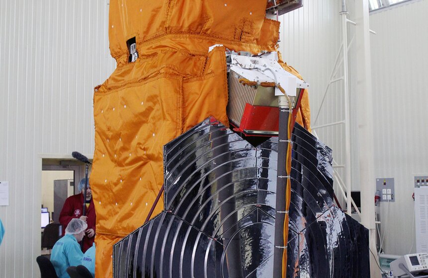 Мэр ознакомился с производством искусственного спутника 19 фото