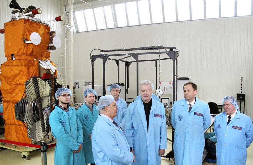 Мэр ознакомился с производством искусственного спутника 17 фото