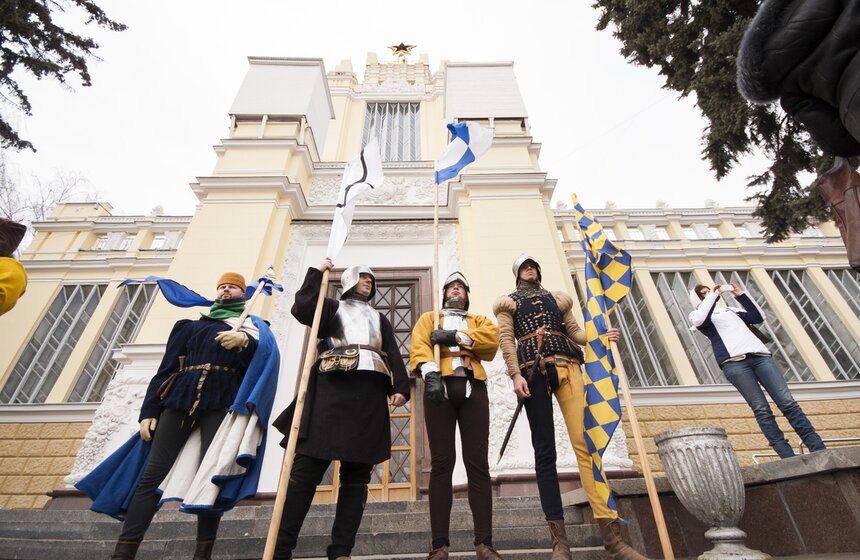 Шествие конных рыцарей на ВДНХ 30 фото