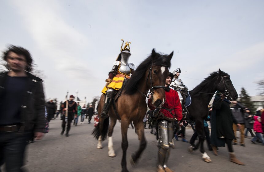 Шествие конных рыцарей на ВДНХ 22 фото
