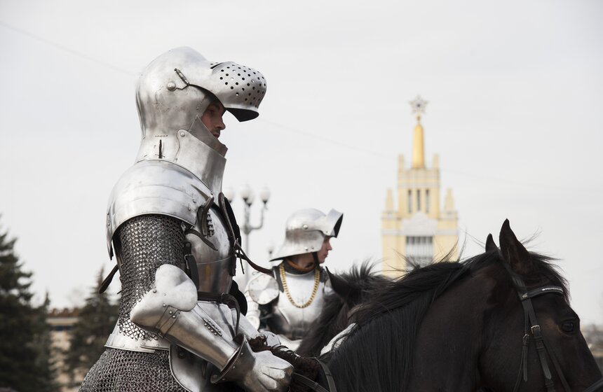 Шествие конных рыцарей на ВДНХ 25 фото