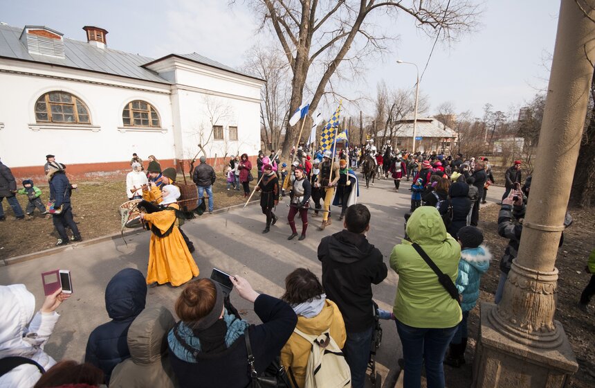 Шествие конных рыцарей на ВДНХ 10 фото