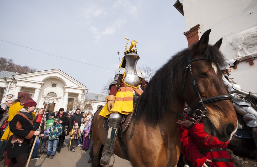 Шествие конных рыцарей на ВДНХ 12 фото