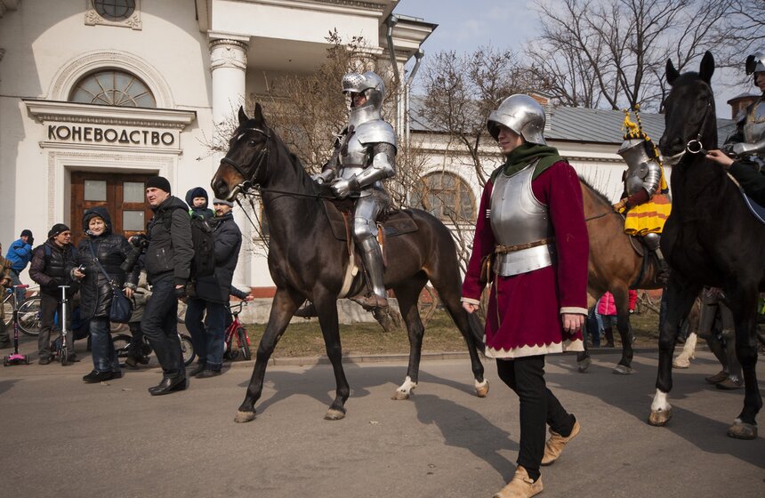 Шествие конных рыцарей на ВДНХ 11 фото