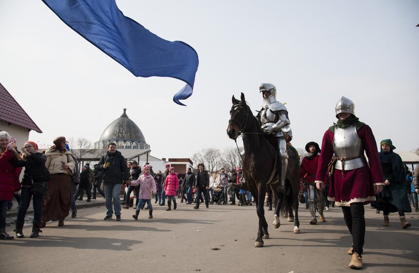 Шествие конных рыцарей на ВДНХ 16 фото