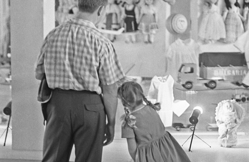 У витрины "Детского мира", 1963 год. Фото: ТАСС