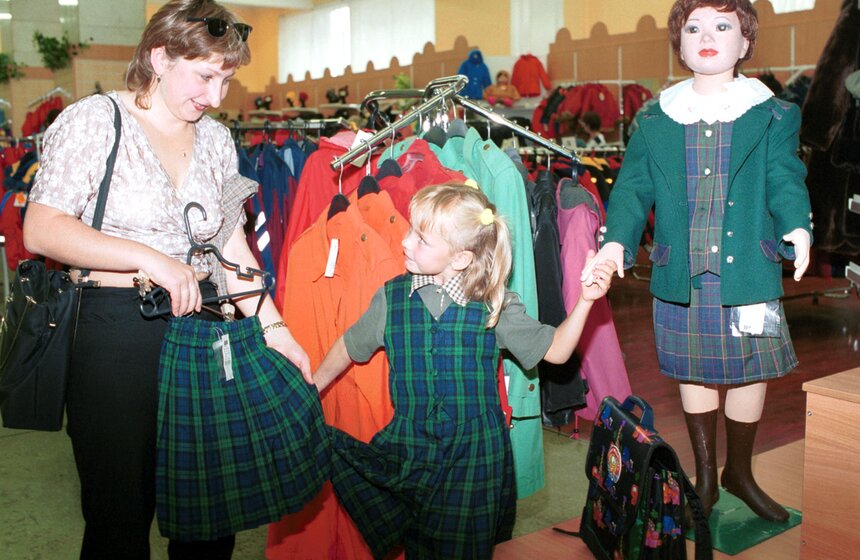 Разнообразную школьную форму предлагает магазин "Детский мир" накануне нового учебного года. Фото: ТАСС/ Людмила Пахомова