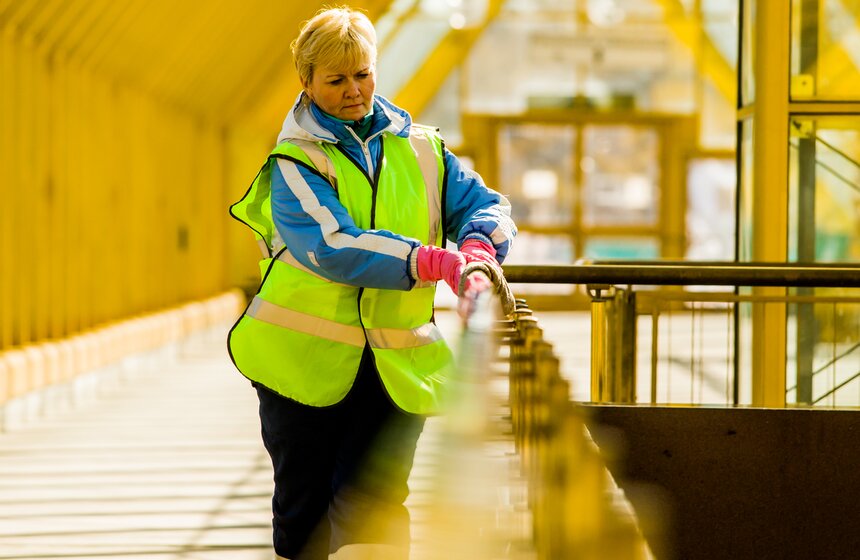 Андреевский мост привели в порядок после зимы 10 фото