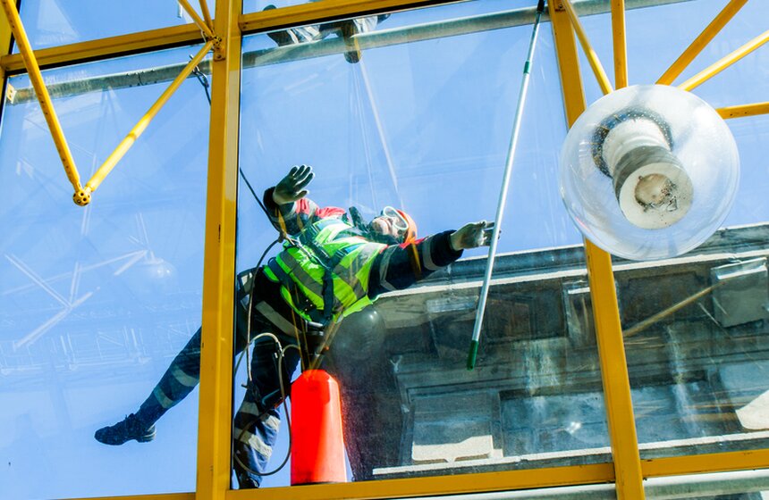 Андреевский мост привели в порядок после зимы 3 фото