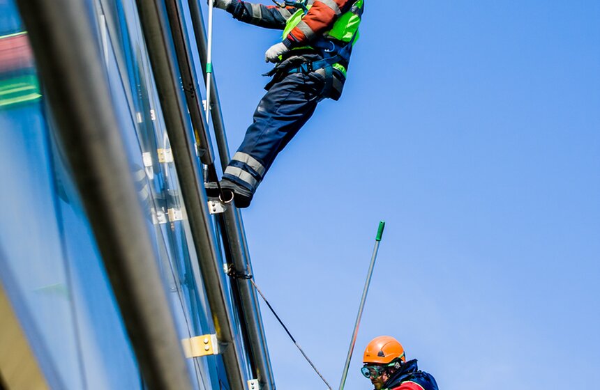 Андреевский мост привели в порядок после зимы 5 фото