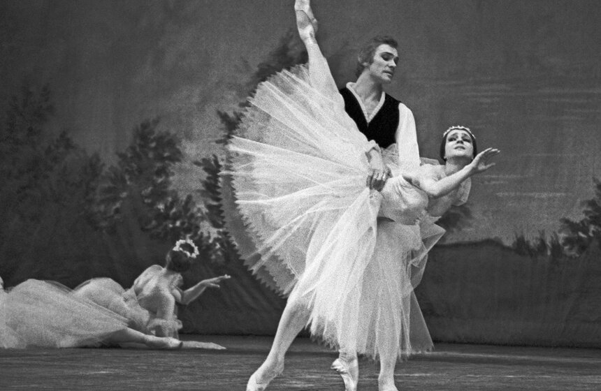 Солисты балета Большого театра Союза ССР Екатерина Максимова и Владимир Васильев во время исполнения "Шопенианы". Фото: ТАСС/ Александр Коньков