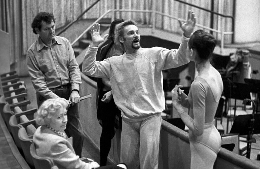 Балетмейстер-постановщик спектакля Владимир Васильев (в центре), балетный педагог Галина Уланова (сидит) во время репетиции спектакля-балета Кирилла Молчанова "Макбет". Фото: ТАСС/ Александр Коньков