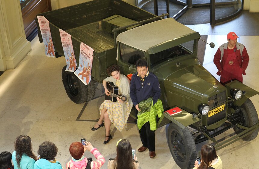 В ГУМе открылась выставка "Искусство фронту" 1 фото