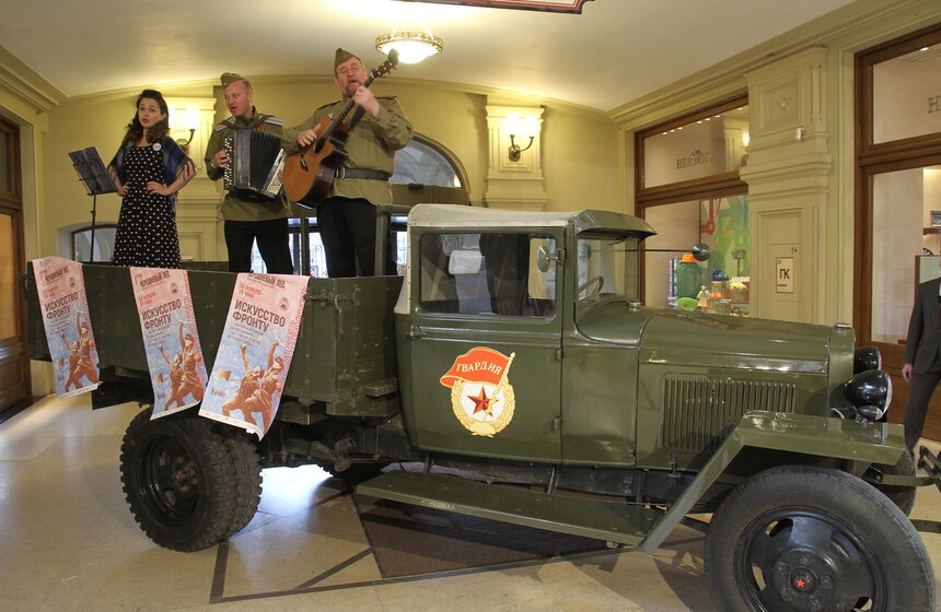В ГУМе открылась выставка "Искусство фронту" 2 фото