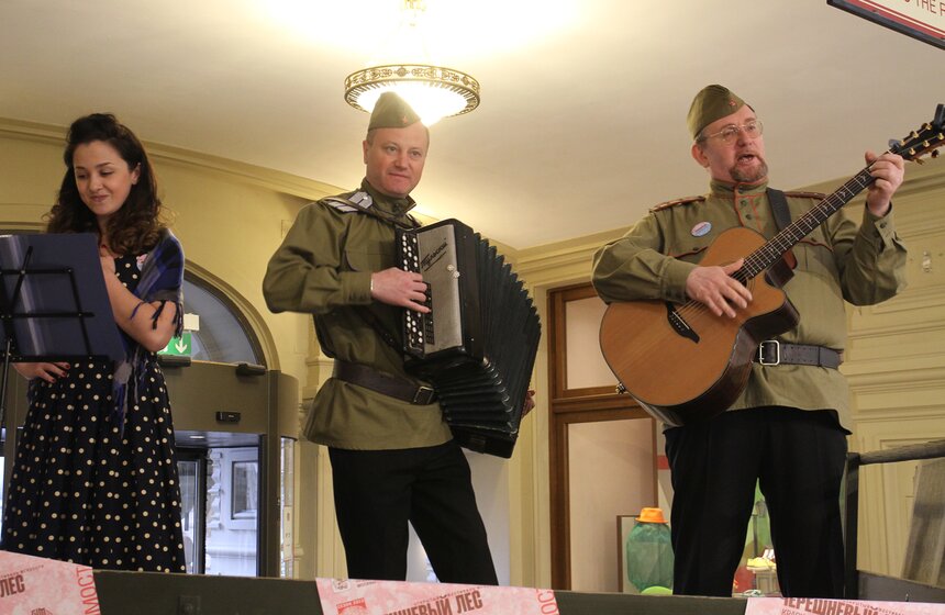 В ГУМе открылась выставка "Искусство фронту" 3 фото