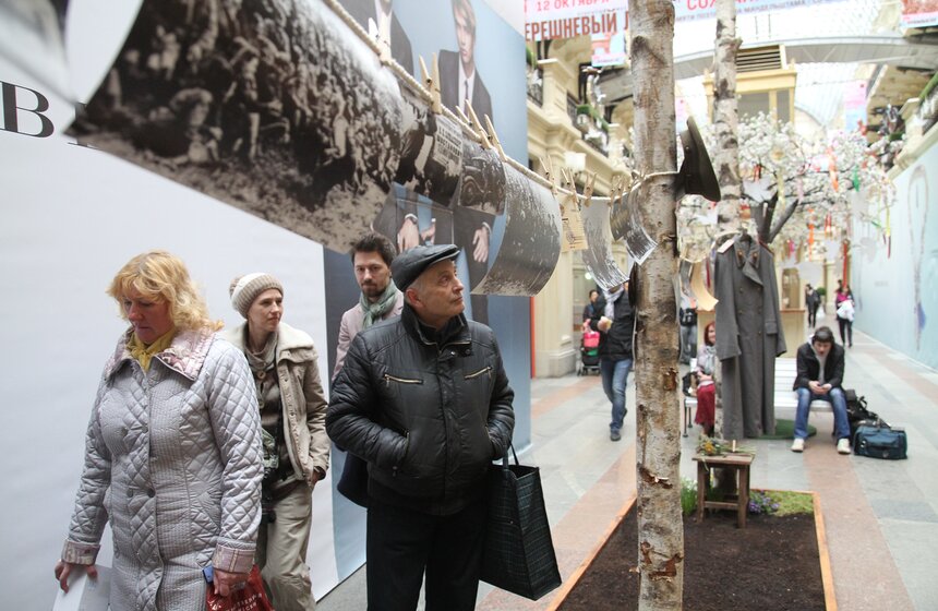 В ГУМе открылась выставка "Искусство фронту" 6 фото