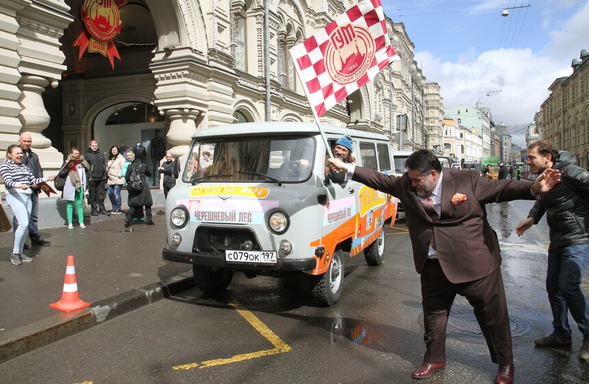 В ГУМе стартовал автопробег УАЗов "Путешествие Мира" 19 фото