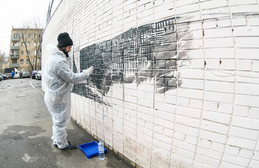 Стены столичных домов украсили граффити проекта "Город в словах" 4 фото