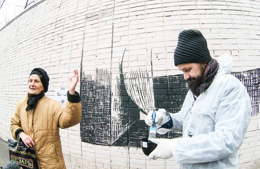 Стены столичных домов украсили граффити проекта "Город в словах" 3 фото