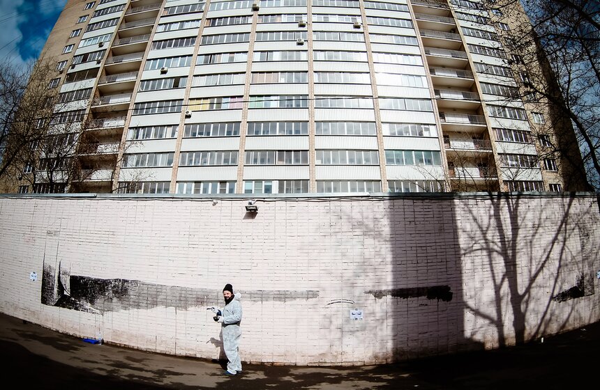 Стены столичных домов украсили граффити проекта "Город в словах" 7 фото