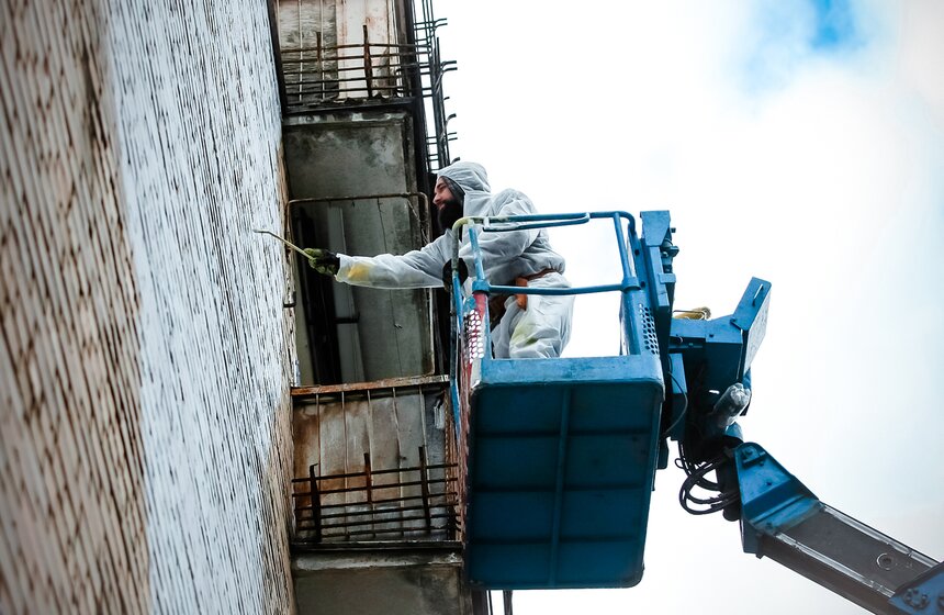 Стены столичных домов украсили граффити проекта "Город в словах" 13 фото