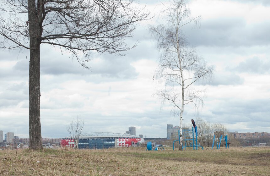 Аллея "Дорога жизни". Вид на стадион "Спартак"