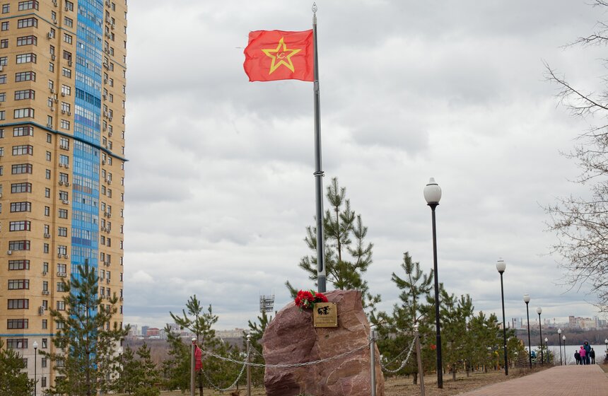 Памятный камень на Таллинской,32 - место, где стояла 20-я зенитная батарея, прикрывавшая основные направления на Строгино