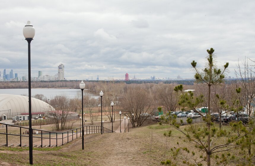 Вид на Москву-реку, с места, где стояла 20-я зенитная батарея