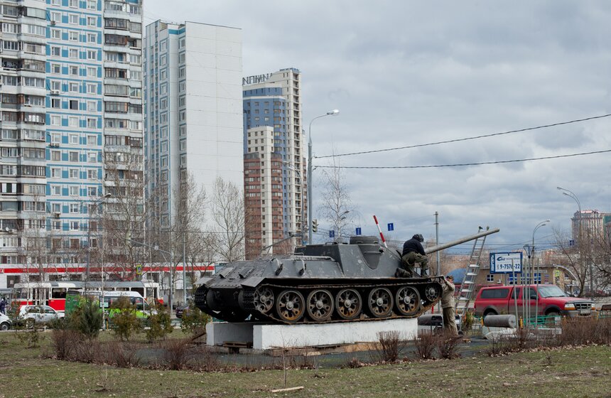 Памятник Самоходной Артиллерийской Установке САУ-128. По легенде установленная САУ была вытянута из болот, в которых она предположительно завязла и утонула во время боевых действий, происходивших неподалеку от этого места