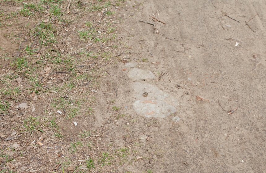 Остатки фундамента дома, стоявшего в селе Троицкое-Лыково