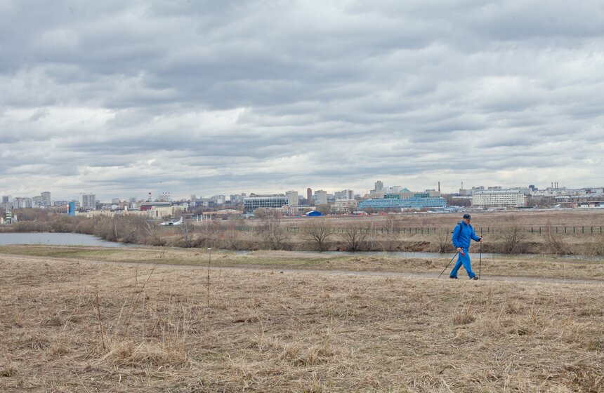 Аллея "Дорога жизни". Вид на Москву реку