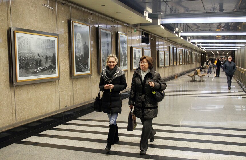 В галерее "Метро" открылась выставка фотографий ко Дню Победы 13 фото