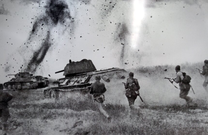 В галерее "Метро" открылась выставка фотографий ко Дню Победы 12 фото