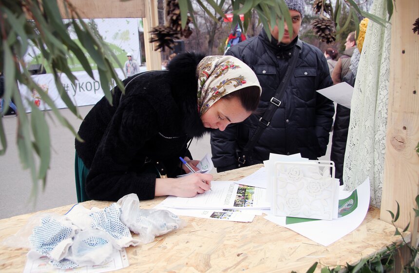 Участники акции посадили кусты спиреи в "Сокольниках" 7 фото