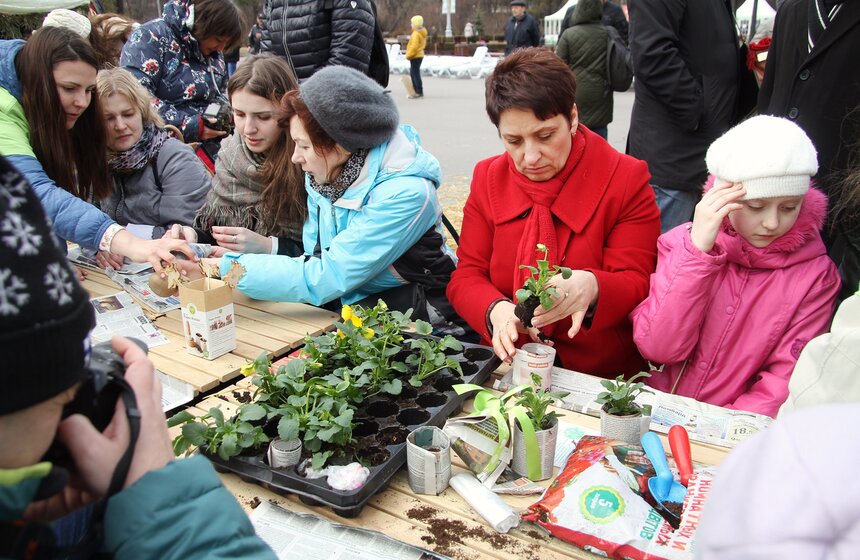Участники акции посадили кусты спиреи в "Сокольниках" 14 фото