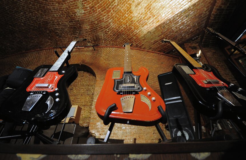 В столице открылась выставка советских гитар 13 фото